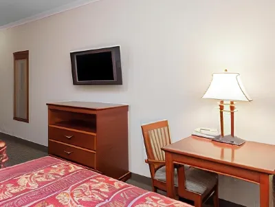 Howard Johnson by Wyndham Bakersfield Hotels near Outlets at Tejon