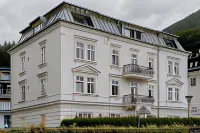 Romantik Residenz (Ferienwohnungen Hotel Im Weissen Rössl) - Dependance فنادق في Strass im Attergau