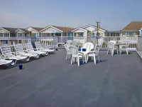 Quarterdeck Motel - parking