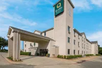 Quality Inn & Suites Roanoke - Fort Worth North Hotels in Northlake