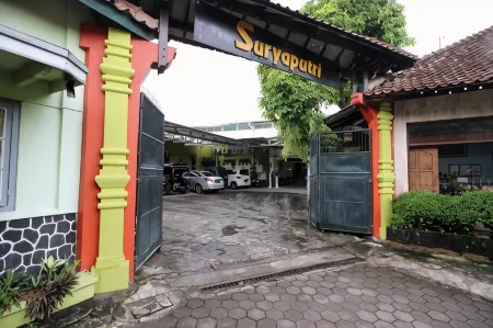 RedDoorz Plus Syariah Near Lempuyangan Station 3