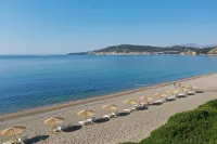 Niriides Mani Beachfront Residences - Bãi biển