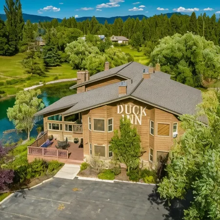 Duck Inn Lodge Отели в г. Уайтфиш