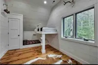 Family and pet friendly cabin on a creek. 10 minutes to downtown Cashiers