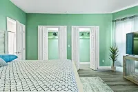 Beautiful fully remodeled 1 bd apt w King size bd Hotel a Erie