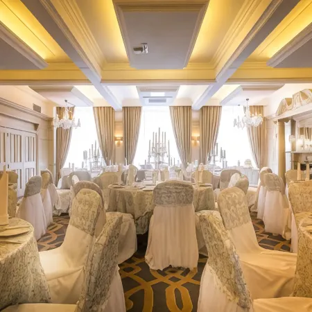 Bishop's Gate Hotel Отели рядом с достопримечательностью «Гилдхолл»