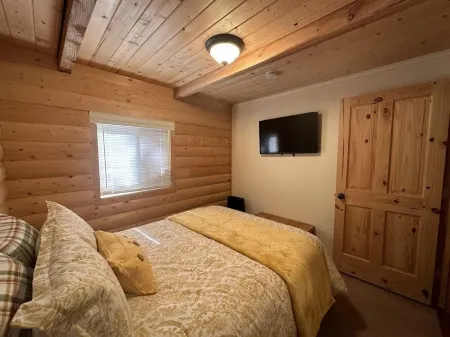 Cozy Cabin Nestled in the Woods. Plenty of Snow Mobile and Atv Parking! Отели в г. Duck Creek Village