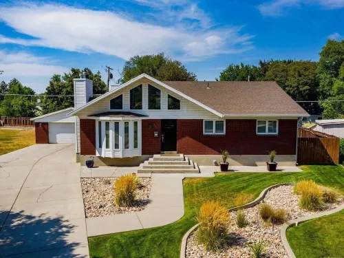Spacious Salt Lake Retreat with 3 Bed, 3 Bath, Private Pool, Garage Parking +