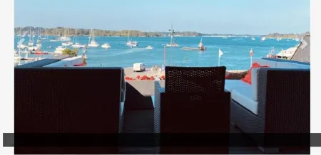 ON THE WATER, 180° VIEW Отели в г. Бадан