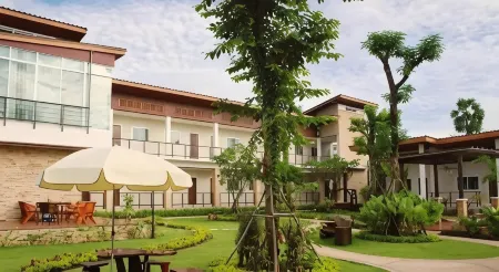 The Park Nangrong Resort Отели в г. Нанг Ронг