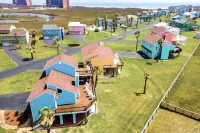Beach Retreat: Walk to Beach & Pool, Sleeps 12, Pet Friendly