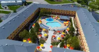 Cedar Point's Express Hotel - Pools