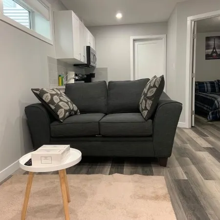 Guest Suite in Regina - Queen Bed