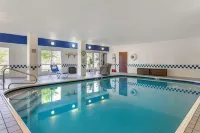 Quality Inn & Suites Hotels in Bay City