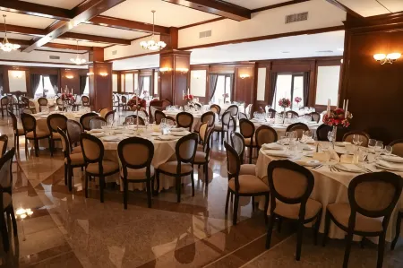 Hotel Carmen Отели рядом с достопримечательностью «Sorica sosire»