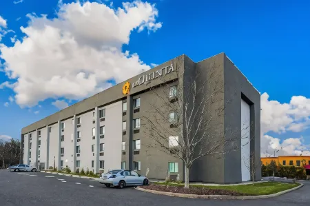 La Quinta Inn & Suites by Wyndham Hartford - Bradley Airport Отели в г. Виндзор Локс