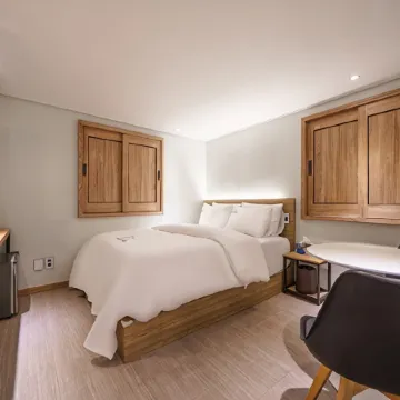 Suwon Hotel Dal Отели рядом с достопримечательностью «Парк Хвасео»