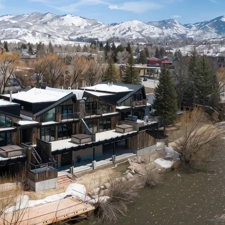 NEW LUXURIOUS RIVERFRONT DOWNTOWN TOWNHOME 4 BED 2.5 BA W/ HOT TUB