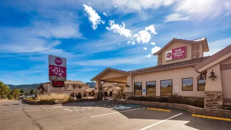 Best Western Plus Silver Saddle Inn Отели рядом с достопримечательностью «MacGregor Ranch Museum»