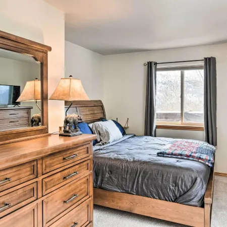 Alaskan Mountain Gem with Private Hot Tub and Gym!