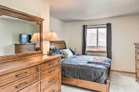 Alaskan Mountain Gem with Private Hot Tub and Gym! - Balkon