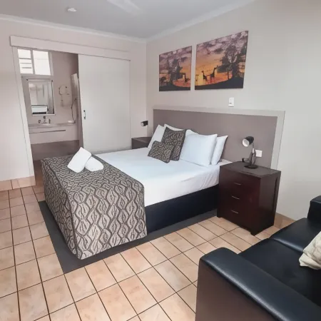 Golden Palms Motor Inn