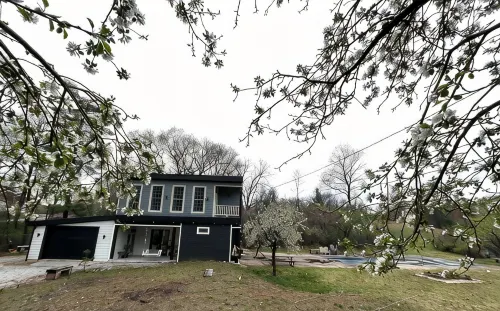New  house with pickle ball court  game room 5 min  Bass Lake Knox Indiana!