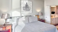 Executive 3 Bedroom Condo. Amazing Lakefront Views. Top Floor.  No Stairs. - 4 星級