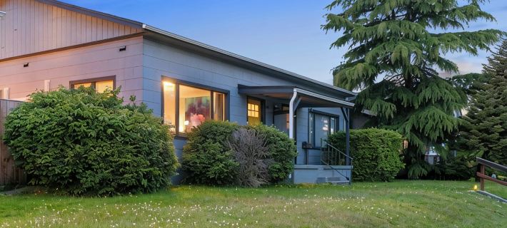 Vibrant Parkside Retreat -Newly Renovated, Hot Tub & Walkable to Downtown! Hotels in Clallam County