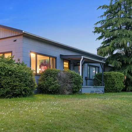 Vibrant Parkside Retreat -Newly Renovated, Hot Tub & Walkable to Downtown!