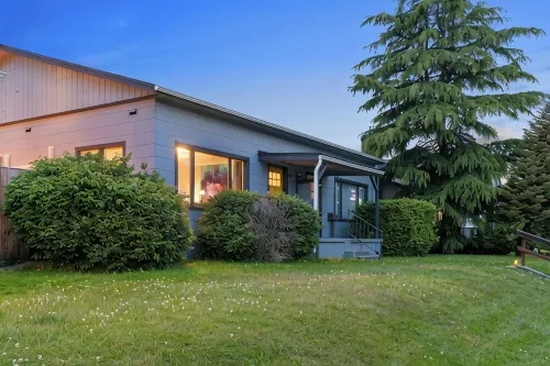 Vibrant Parkside Retreat -Newly Renovated, Hot Tub & Walkable to Downtown!