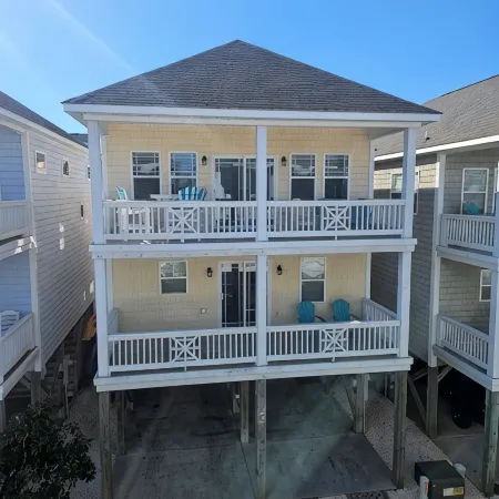 Coastal Comfort: 4-bedroom house with pool and sound access, 3 min walk to beach