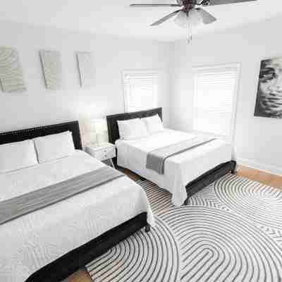 LAKE ACCESS | STYLISH TOWNHOME NEAR DOWNTOWN Rooms
