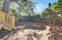 Mt Pleasant Townhouse with a Deck - Homestays