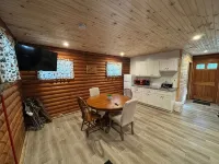 Adorable Log Cabin on Back Country Road with Peace, Quiet, All Amenities of Home - Hytter