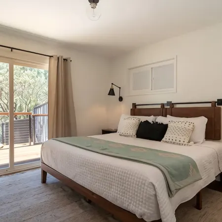 All New, 3 Bdrms, HOT TUB, near town and trails