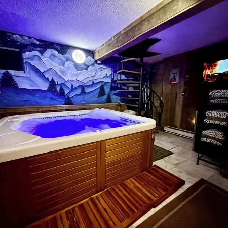 Storybook Chalet/Watch Movies under the Stars/Hot Tub/Hiking/Biking/Concerts