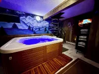 Storybook Chalet/Watch Movies under the Stars/Hot Tub/Hiking/Biking/Concerts