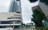 1BR near Mall at Grand Sungkono Lagoon Apartment By Travelio - Apartments
