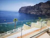 ROMANTIC RETREAT IN PRIME POSITION WITH STUNNING VIEWS TO CLIFFS, MARINA & SEA. - 公寓