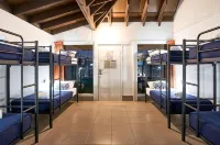 Nomads Airlie Beach - Hostales