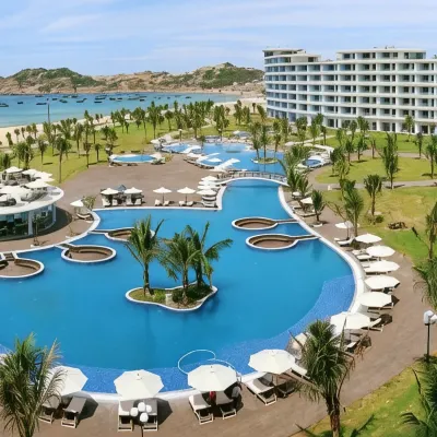 FLC Luxury Hotel Quy Nhơn Các khách sạn gần Bãi biển Kỳ Co