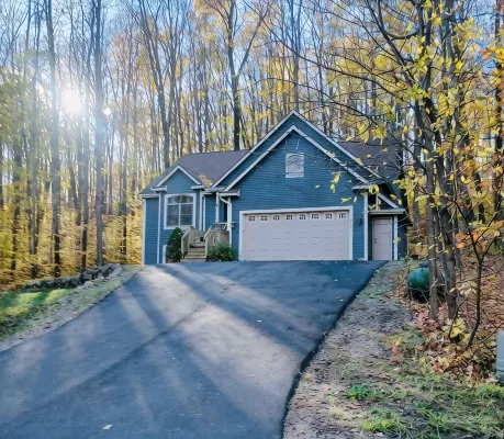 Captain's Chalet: 3,400 sq ft w/ Beach & Pool Pass, Game Rm, Hot Tub, & Firepit
