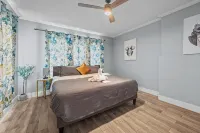 Chic & Stylish 2-Bedroom Apartment with Free Parking - Condos