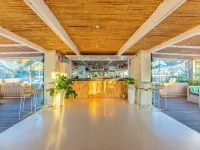 Bristol Sunset Beach - Holiday Apartments - bar