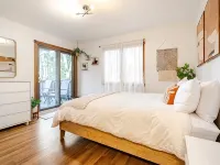 Serene Treetop Getaway- Cozy & Modern Tri-Level Mountain Cabin 크레스틀린 호텔