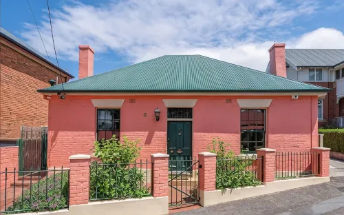 Historic Battery Point Cottage