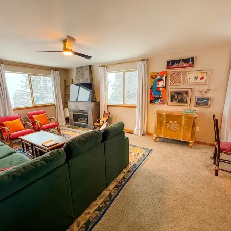3/3 Townhome in Fraser just steps from the Black line! Отели в г. Фрейзер