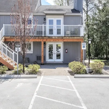 K's Cozy Condo -Mins. to Beach, Trails, Shops, Skiing. Walk to restaurants, bar.