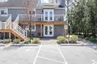 K's Cozy Condo -Mins. to Beach, Trails, Shops, Skiing. Walk to restaurants, bar.